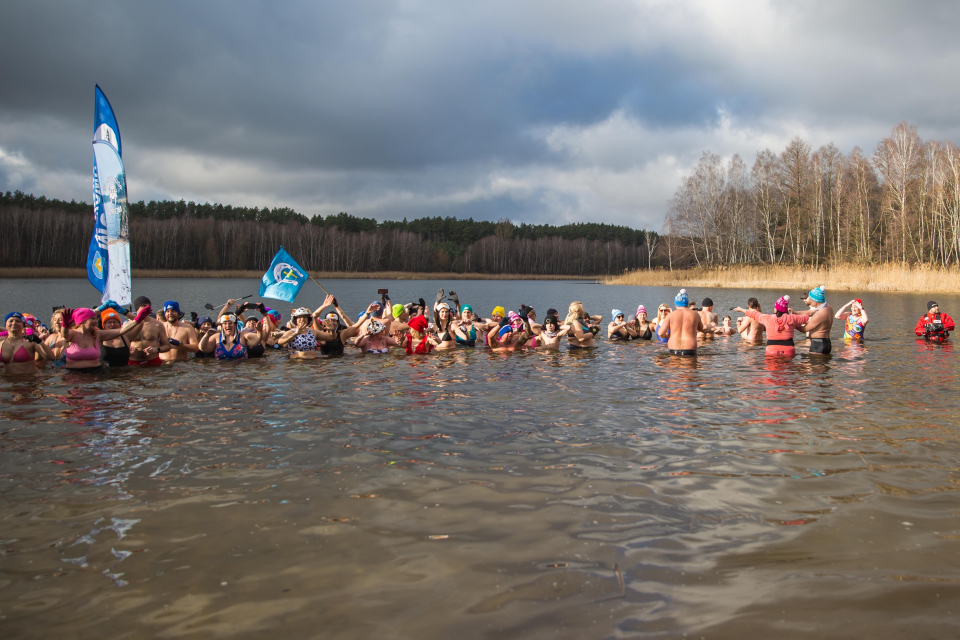 tłum ludzi morsujących w jeziorze