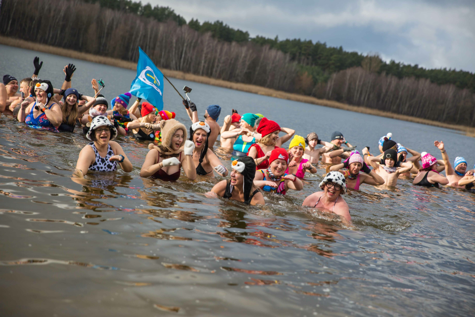 tłum ludzi morsujących w jeziorze
