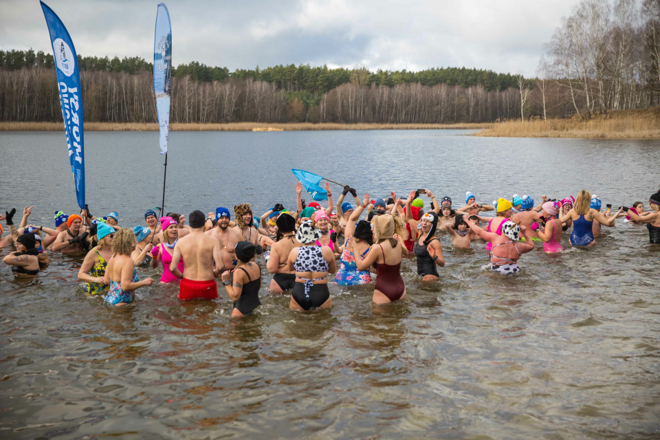 tłum ludzi morsujących w jeziorze