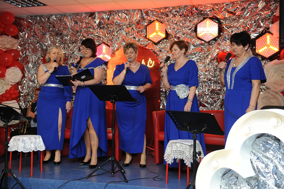 kobiety z mikrofonami na scenie