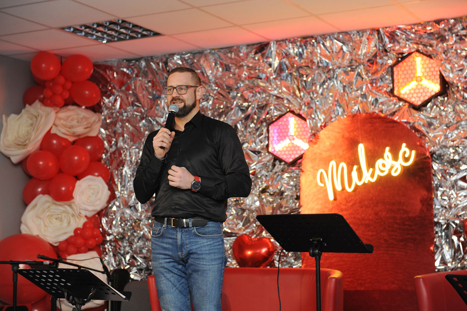 mężczyzna z mikrofonem na scenie