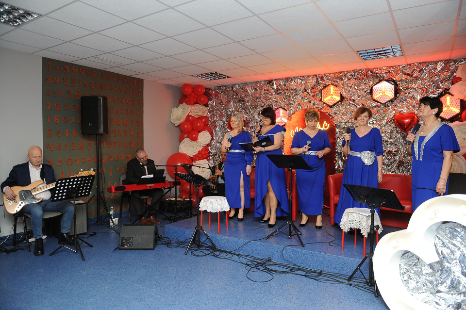 kobiety z mikrofonami na scenie