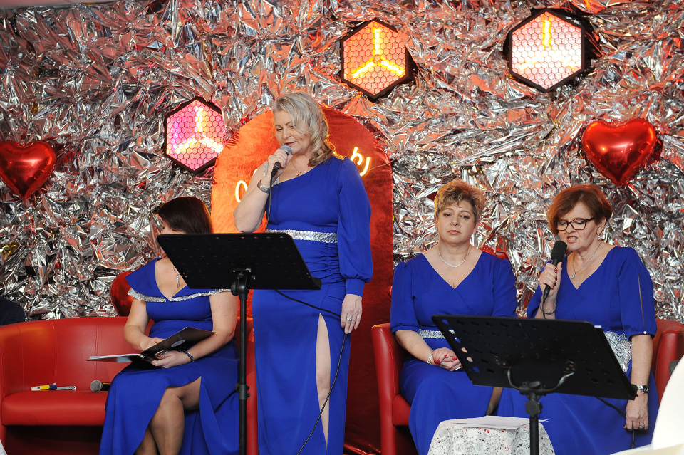 kobiety z mikrofonami na scenie