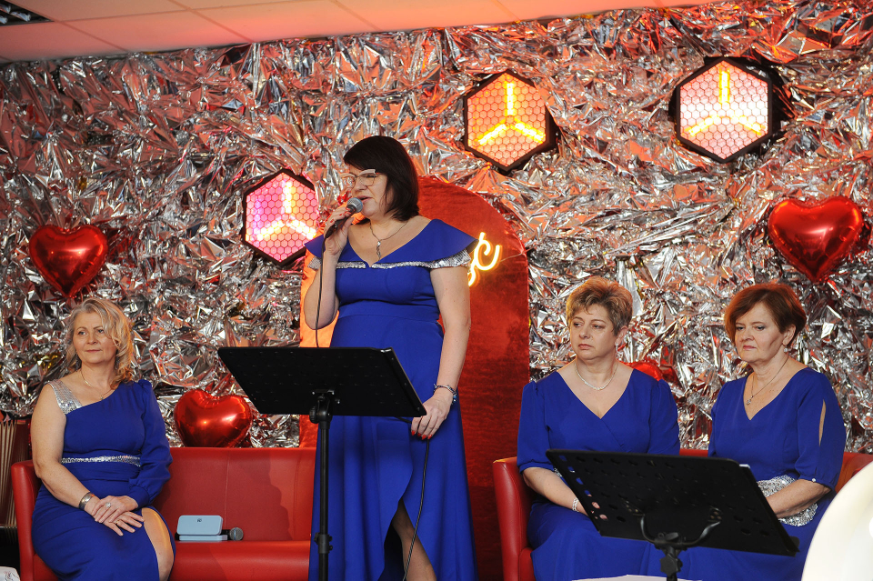 kobiety z mikrofonami na scenie