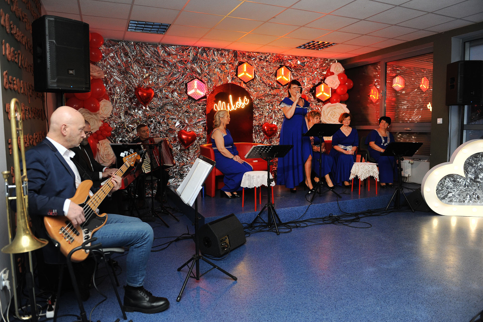 artyści: wokalistki i instrumentaliści na scenie