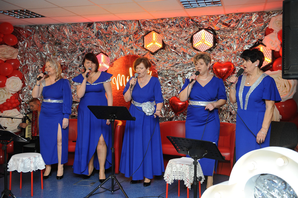 kobiety z mikrofonami na scenie