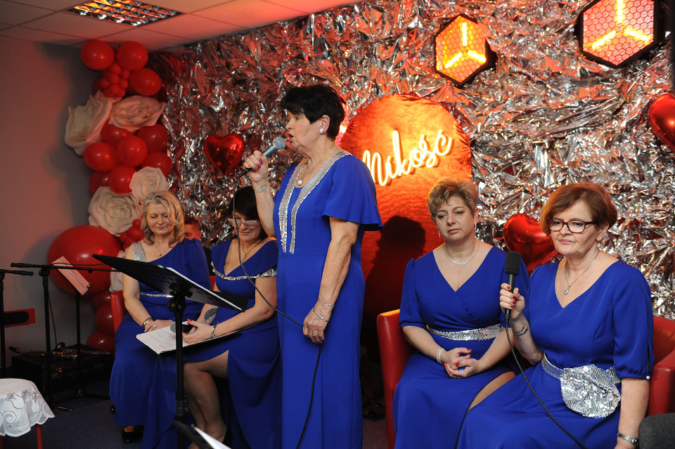 kobiety z mikrofonami na scenie