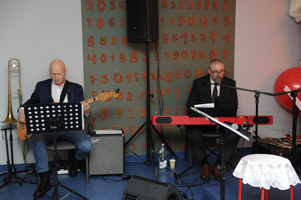 instrumentaliści na scenie: gitarzysta i klawiszowiec