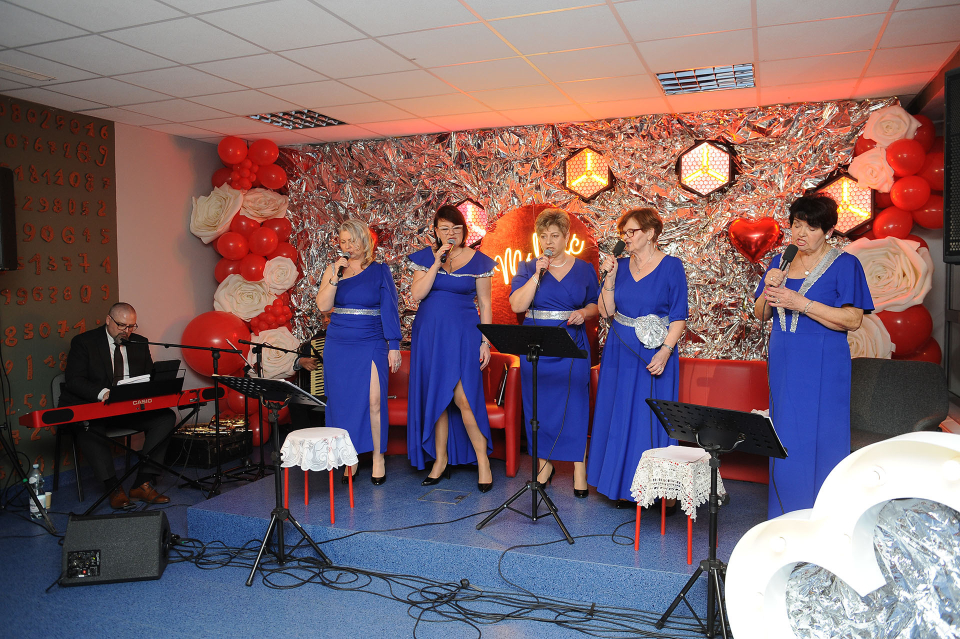 kobiety śpiewają na scenie