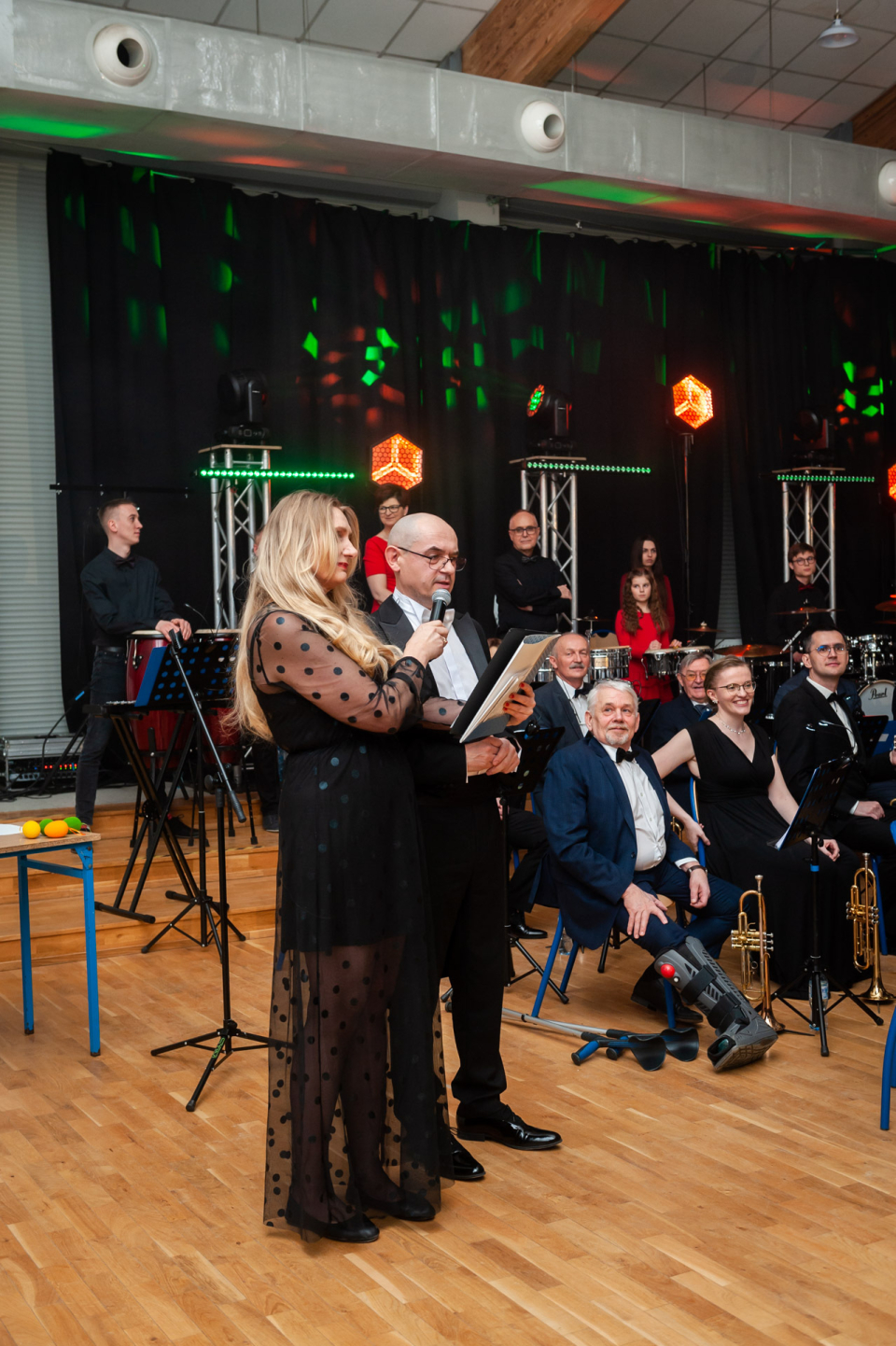 mężczyzna i kobieta przed publicznością