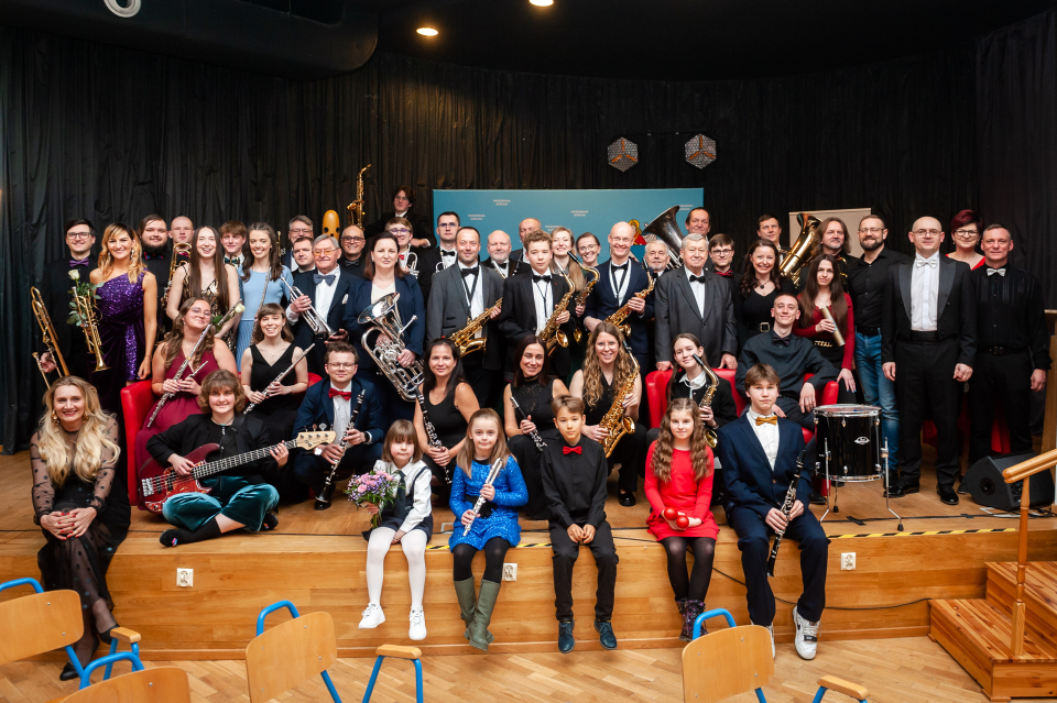 tłum ludzi pozuje do zdjęcia grupowego na scenie