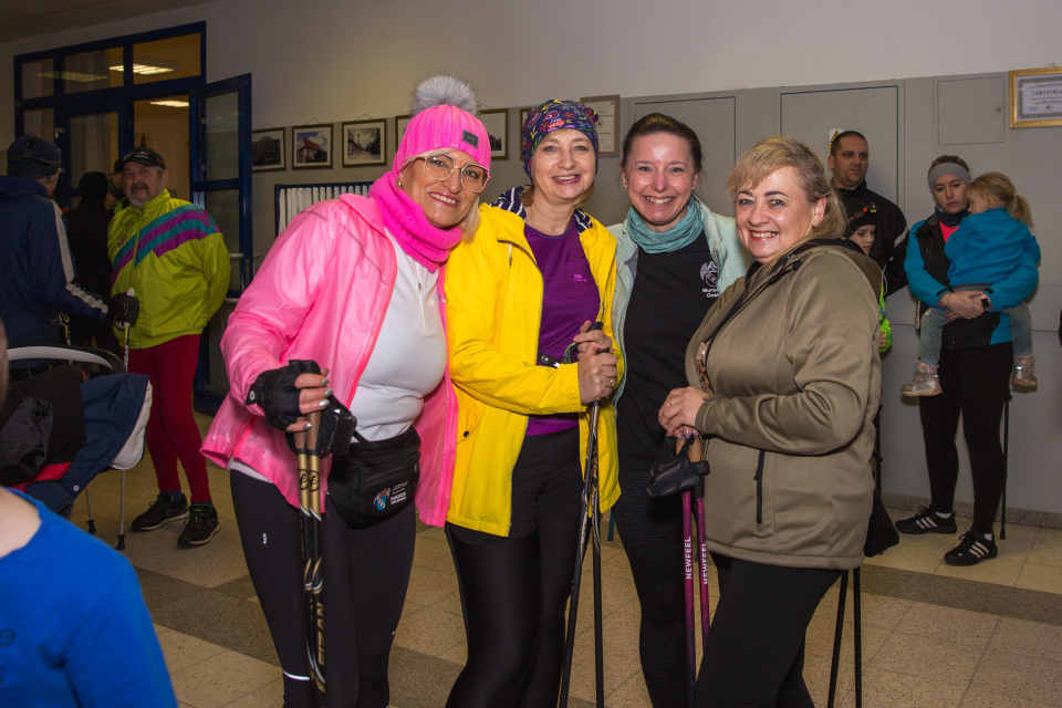 4 kobiety w strojach sportowych z kijkami