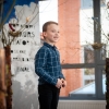 chłopiec recytuje wiersz