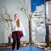 dziewczyna recytuje wiersz