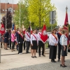 grupa ludzi w poczcie sztandarowym