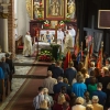 ludzie w kościele podczas mszy św.