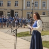 kobieta przy mikrofonie