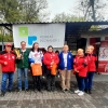grupa kilku osób przed strzelnicą