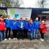 grupa kilku osób przed strzelnicą