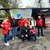grupa kilku osób przed strzelnicą
