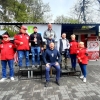 grupa osób pozuje do zdjęcia na podium