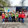 grupa kilku osób przed strzelnicą