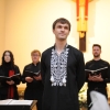 mężczyzna - dyrygent, na tle osób z chóru