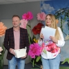 kobieta i mężczyzna na scenie odczytują wyniki
