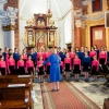 dziewczęta w chórze z dyrygentką - na ołtarzu w kościele