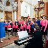 dziewczęta w chórze z dyrygentką - przed ołtarzem w kościele
