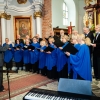 mężczyzna dyryguje chórem