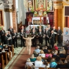 chór i ludzie w ławkach widziani z góry w kościele