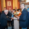 kobieta i mężczyzna wręczają kwiaty mężczyźnie