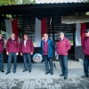 grupa mężczyzn stoi na strzelnicy
