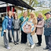 grupa ludzi z tarczą strzelecką