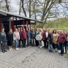 grupa ludzi z tarczą strzelecką