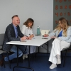 dwie kobiety i mężczyzna - jury, siedzą przy stole