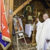 ksiądz poświęca obraz św. Floriana