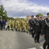 poczty sztandarowe i strażacy podczas przemarszu