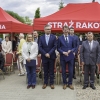 ludzie stojący pod namiotami