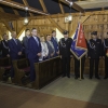ludzie w kościele oraz poczty sztandarowe
