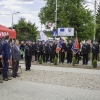 ludzie stojący pod namiotami oraz pozostali goście