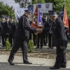dwóch strażaków gratuluje sobie, w tle goście jubileuszu