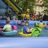 dzieci na łódeczkach w basenie z wodą