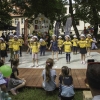 dzieci z przedszkola tańczą na parkiecie w parku