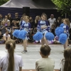 dziewczynki z pomponami tańczą na parkiecie w parku