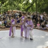 dziewczynki tańczą na parkiecie w parku