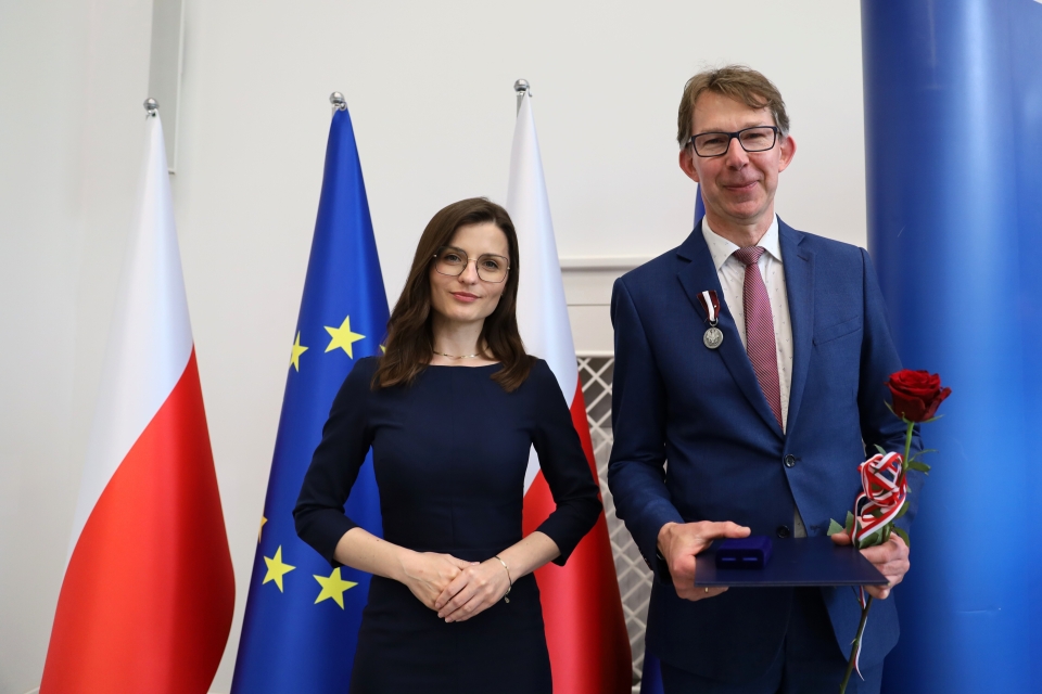 kobieta i mężczyzna, w tle flaga narodowa i Unii Europejskiej