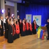 kobiety i mężczyźni śpiewający w chórze