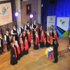 kobiety i mężczyźni śpiewający w chórze